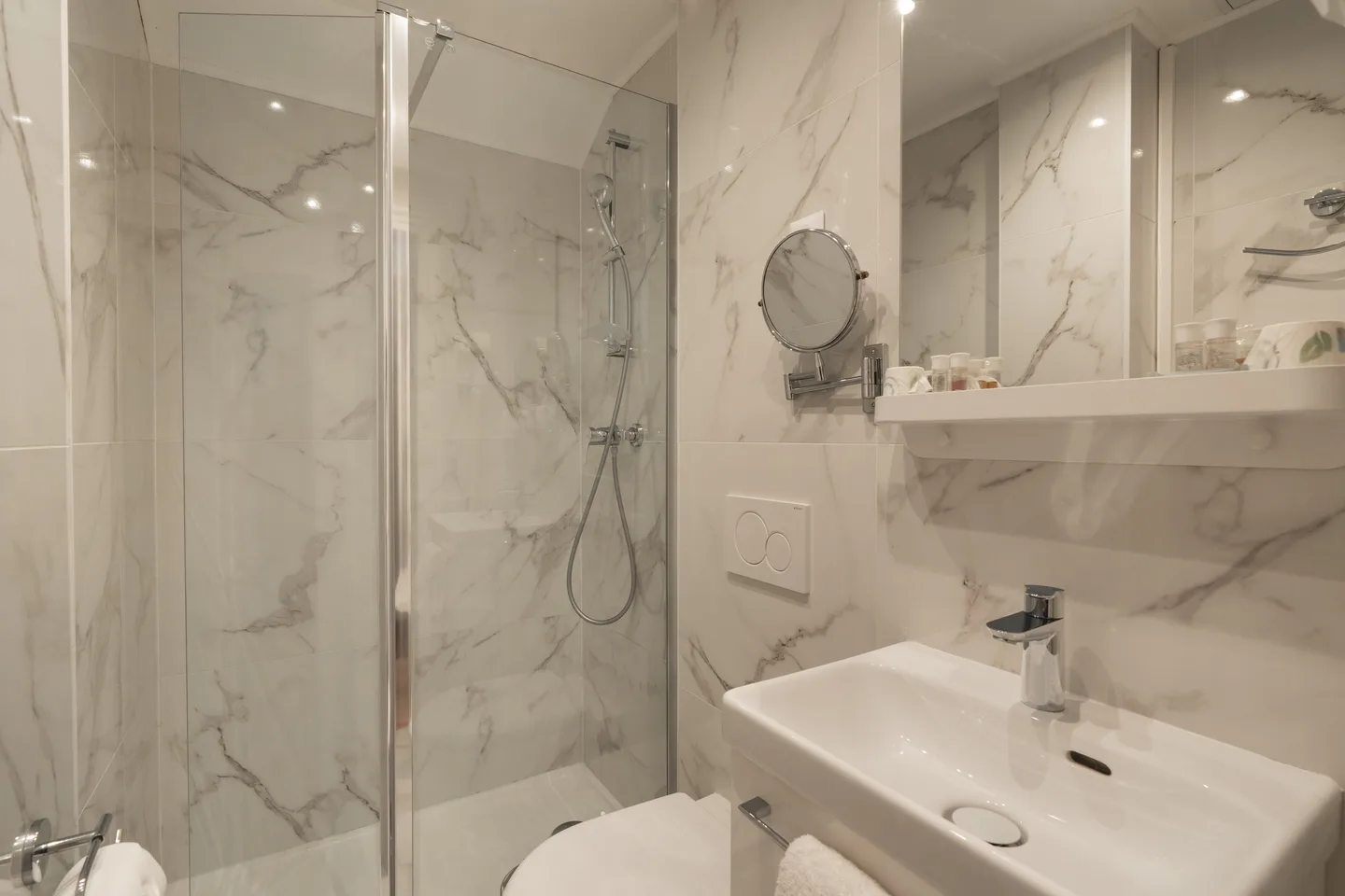 Bathroom — Junior Suite with View — Derby Eiffel Hotel, 7th arrondissement - Invalides