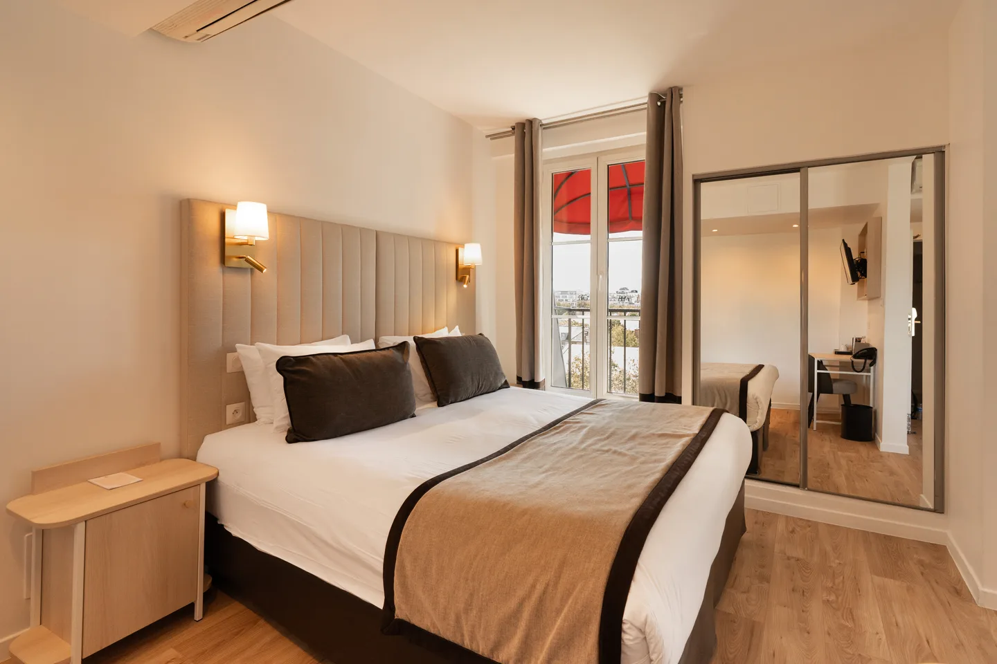 Bedroom — 景观小型套房 — Derby Eiffel Hotel, 第七区 - Invalides