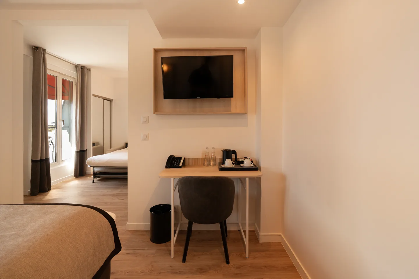 Living area — Junior Suite with View — Derby Eiffel Hotel, 7th arrondissement - Invalides