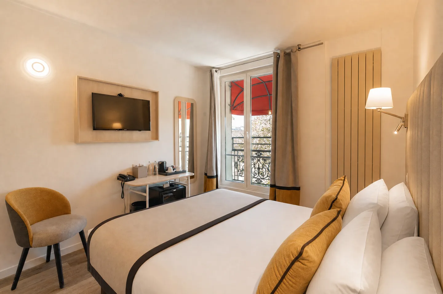 Bedroom — Double Room with View — Derby Eiffel Hotel, 7th arrondissement - Invalides