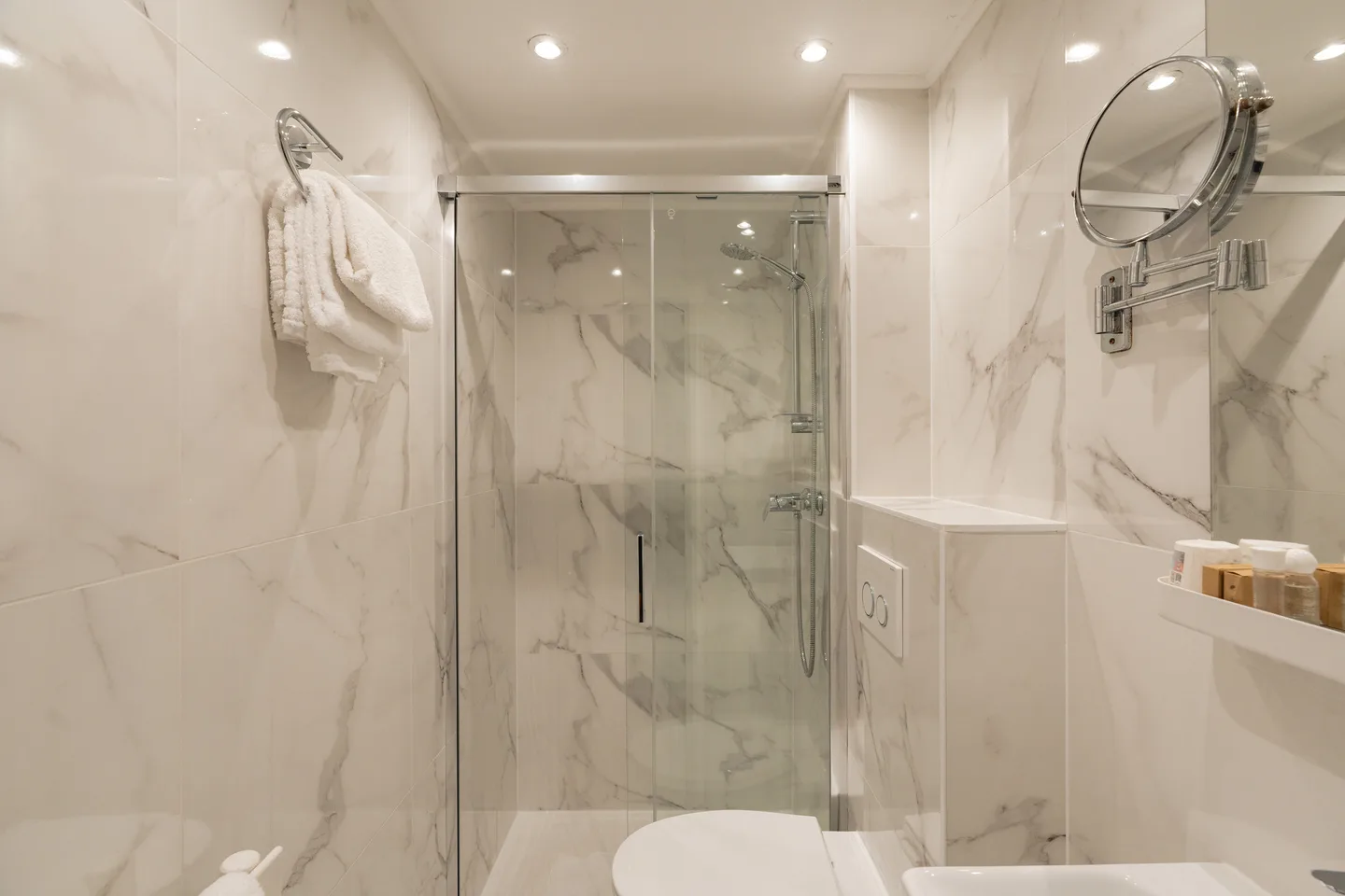 Bathroom — Double Room with View — Derby Eiffel Hotel, 7th arrondissement - Invalides