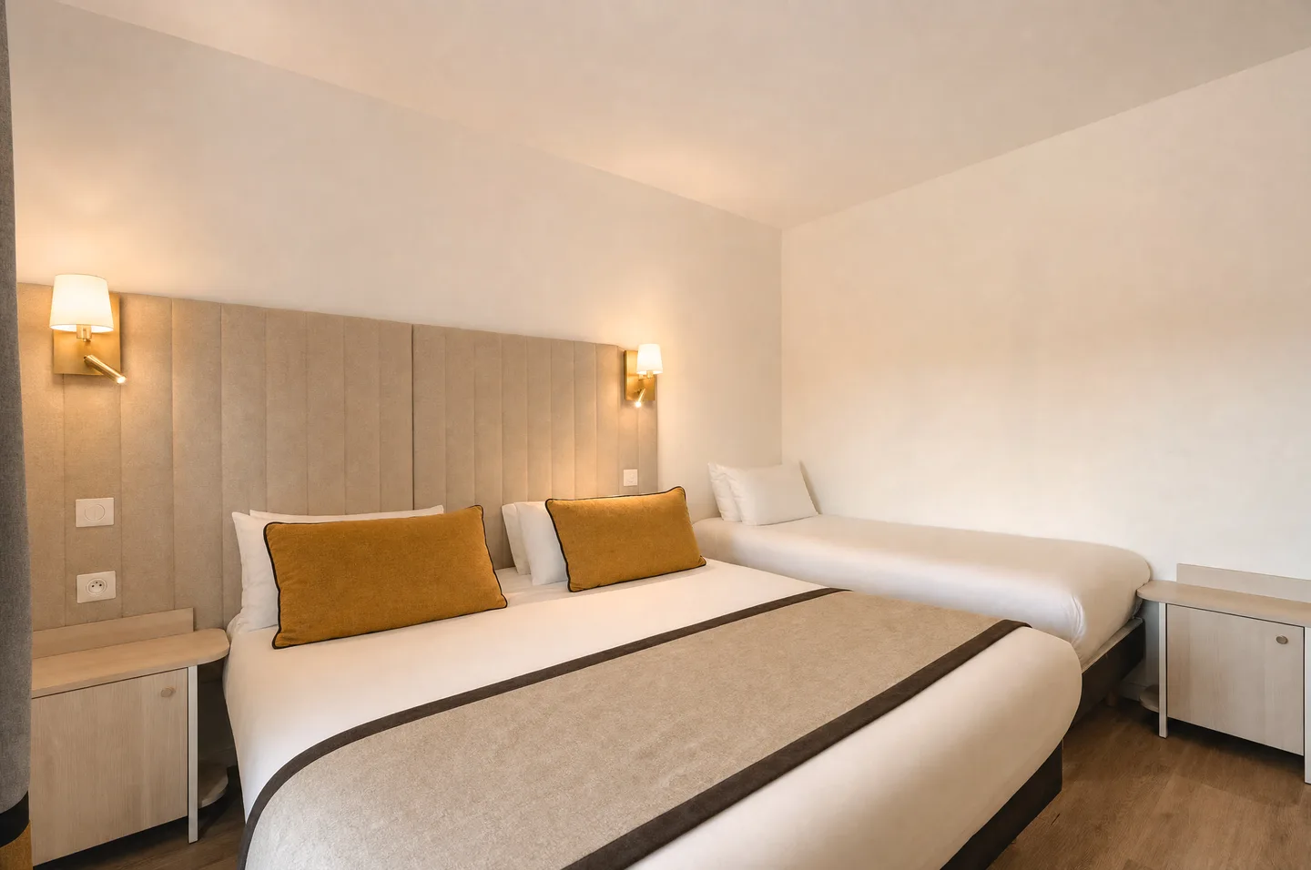Bedroom — 三人房 — Derby Eiffel Hotel, 第七区 - Invalides