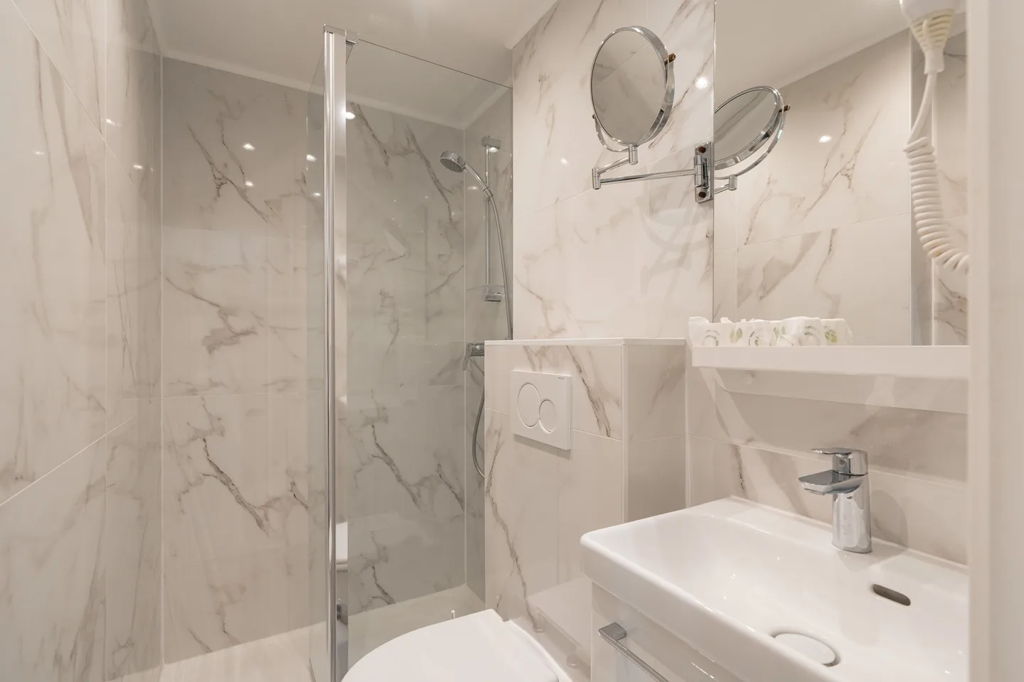 Bathroom — Triple Room — Derby Eiffel Hotel, 7th arrondissement - Invalides