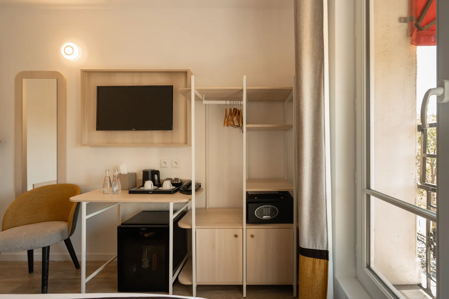 Living area — Triple Room — Derby Eiffel Hotel, 7th arrondissement - Invalides