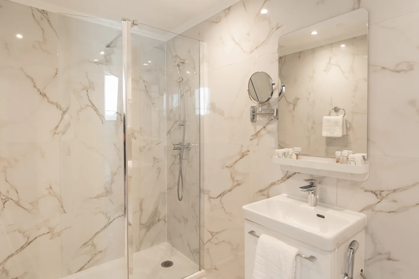 Bathroom — 双人房 — Derby Eiffel Hotel, 第七区 - Invalides