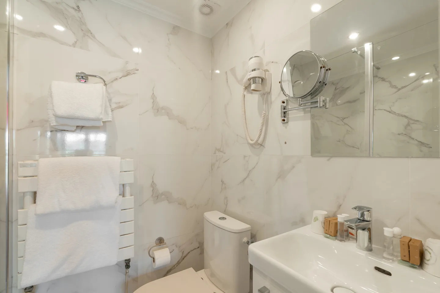 Bathroom — Twin Room — Derby Eiffel Hotel, 7th arrondissement - Invalides